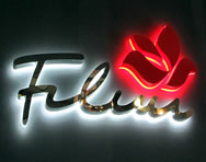 Letra caixa em Aço Inox Polido com iluminação em led branco.